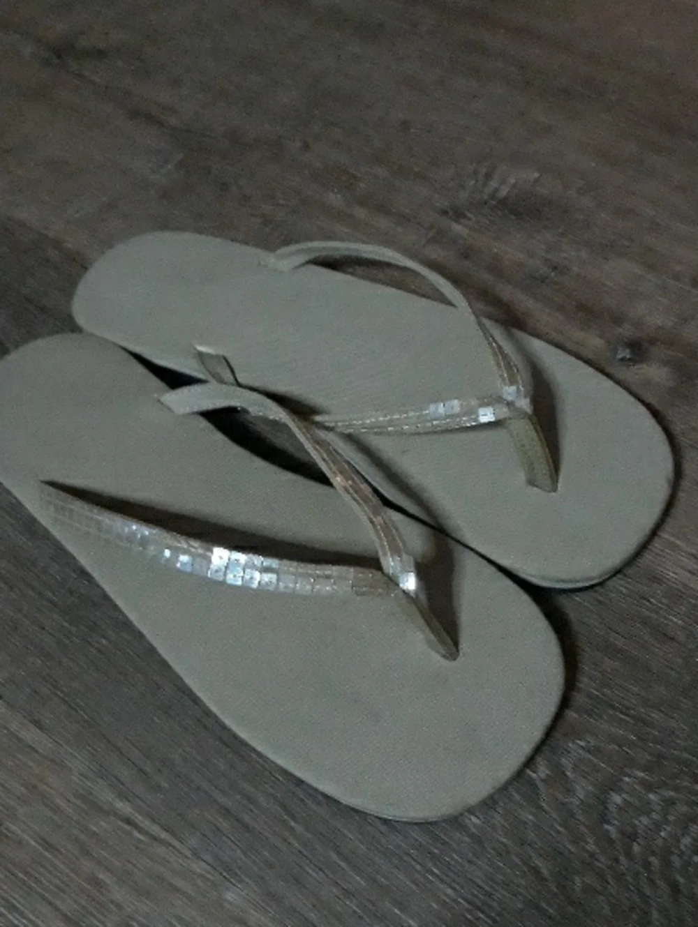 GAP Women’s Flip Flop Sandals in Light Gray